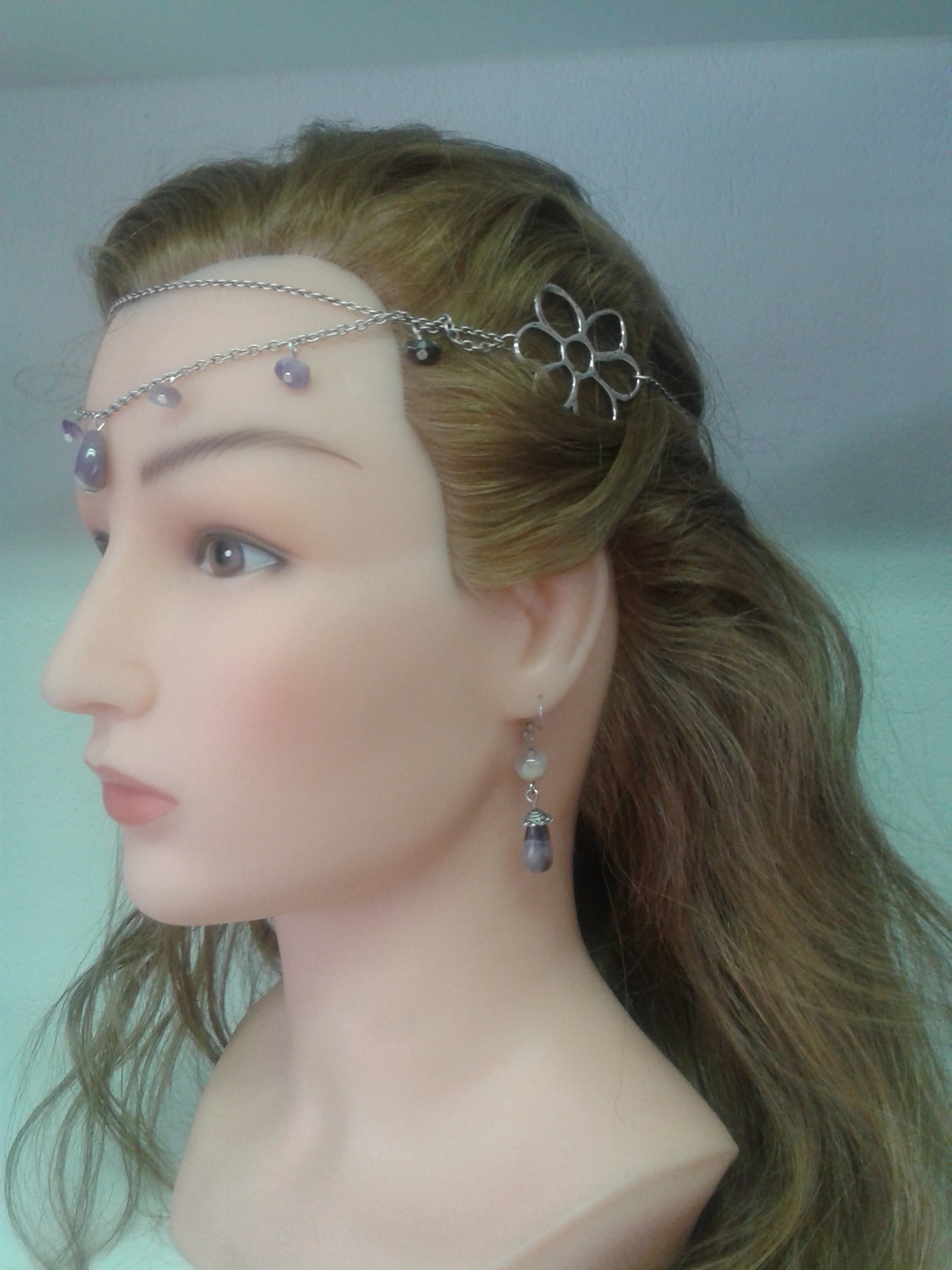 Headband ajustable compos&eacute; de perles filigran&eacute;es et jolie fleur de m&eacute;tal argent&eacute;